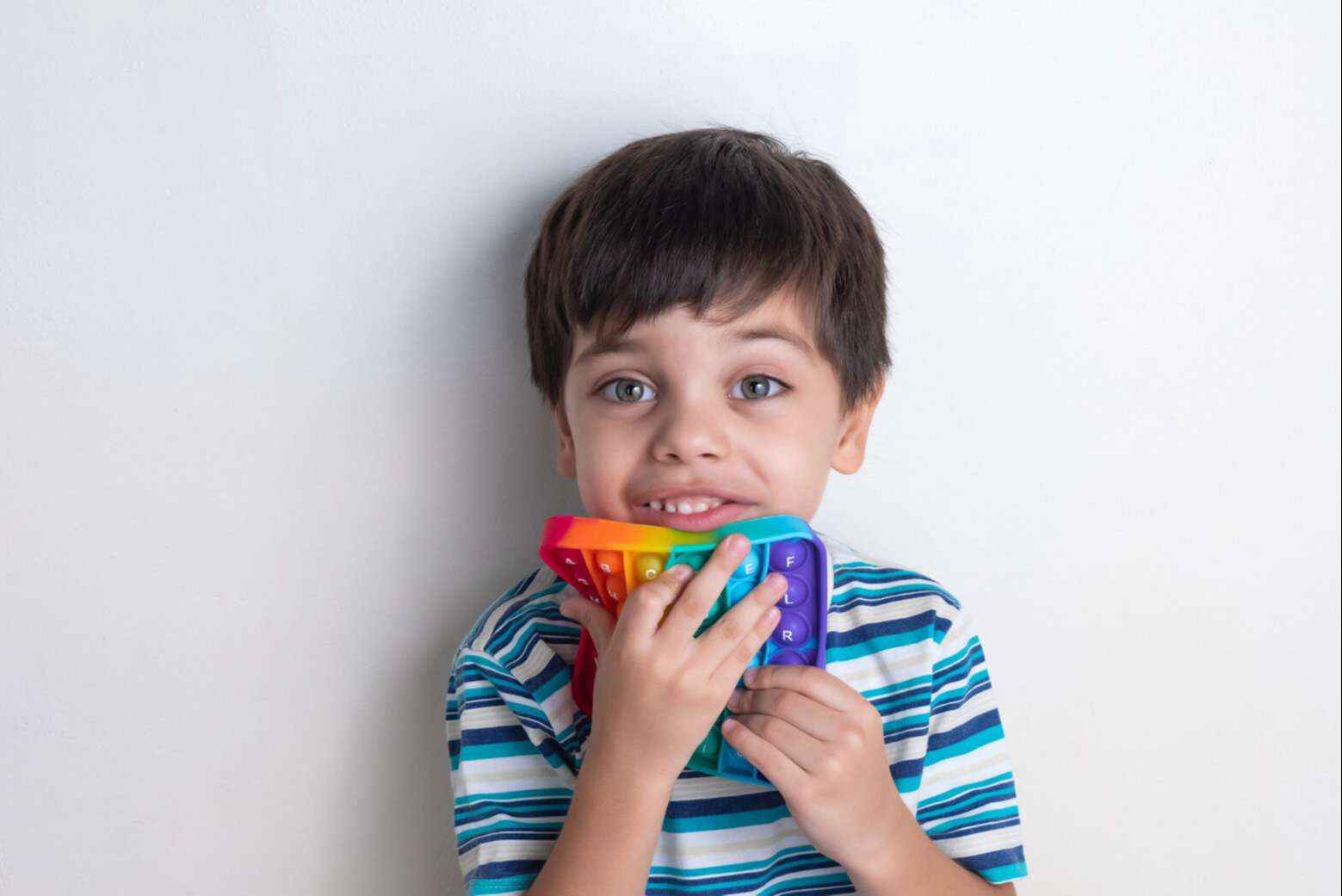 niño jugando con un juguete